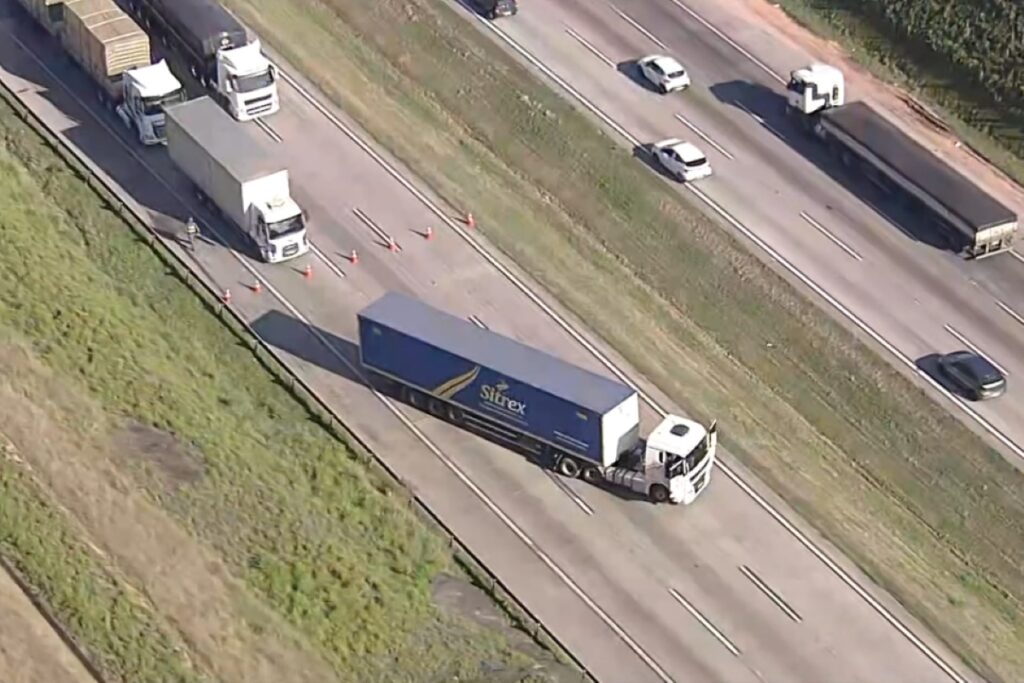 suspeitos-fugiram-apos-amarrar-e-obrigar-motorista-a-bloquear-rodoanel