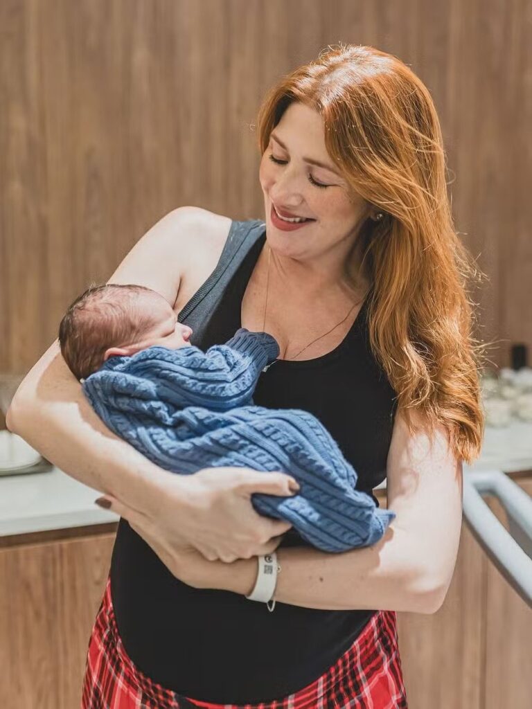 dani-calabresa-celebra-44-anos-e-mostra-rosto-do-filho-pela-1a-vez:-“maior-presente-da-vida”