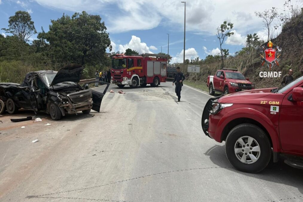 Batida entre carro, caminhão e moto deixa 2 pessoas gravemente feridas