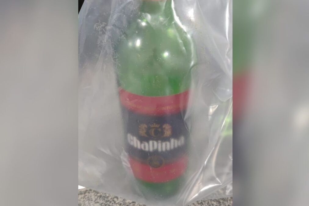 Bebida envenenada: mulher passa mal após beber vinho com soda cáustica
