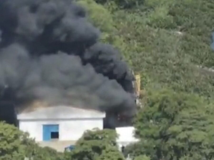 Incêndio atinge estação de tratamento de esgoto no Rio de Janeiro
