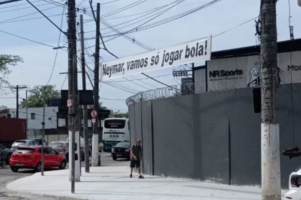 Neymar é alvo de cobrança de torcedores do Santos no CT Rei Pelé