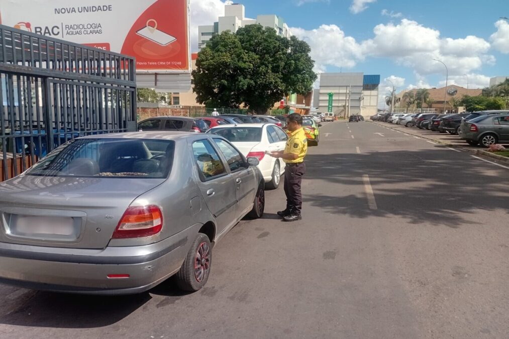 Detran multa 90 motoristas por estacionamento irregular em Águas Claras