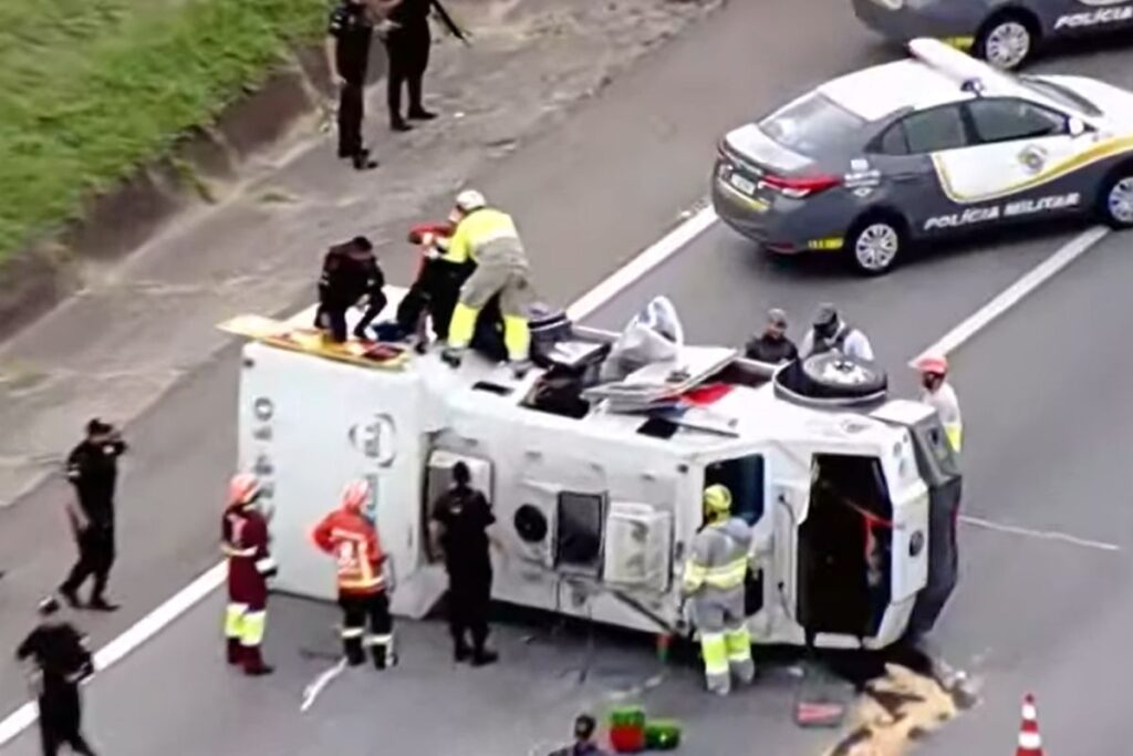 carro-forte-tomba-na-rodovia-castello-branco-e-deixa-4-pessoas-feridas