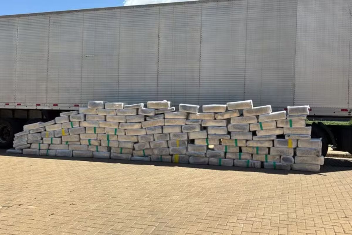 R$ 10 mil pela liberdade: motorista é preso com 1,7 tonelada de droga