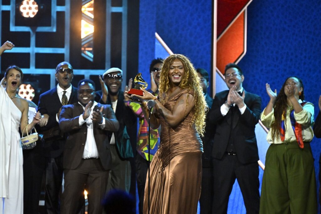 grammy-latino:-liniker-vence-3-premios.-veja-os-destaques-brasileiros
