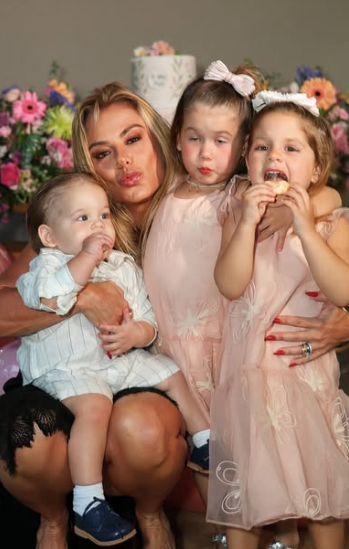 em-familia!-poliana-rocha-abre-album-de-festa-de-aniversario-na-fazenda-talisma