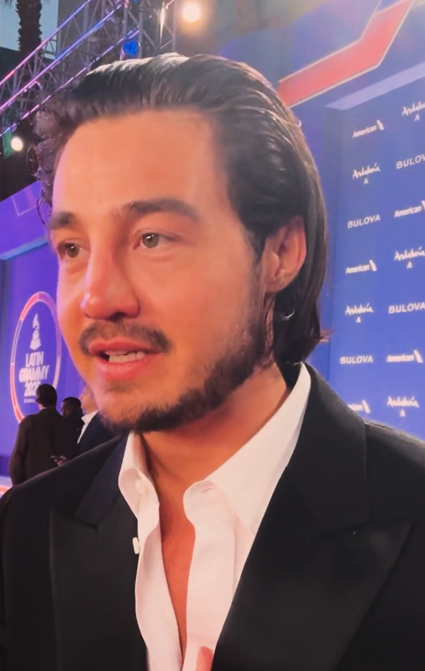 apresentador-na-premiere-do-grammy-latino,-tiago-iorc-celebra-desempenho-de-liniker