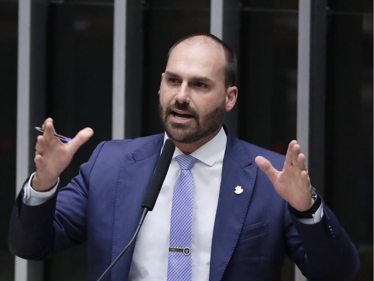 STF avança para tornar Eduardo Bolsonaro réu por tentativa de influenciar julgamento do pai