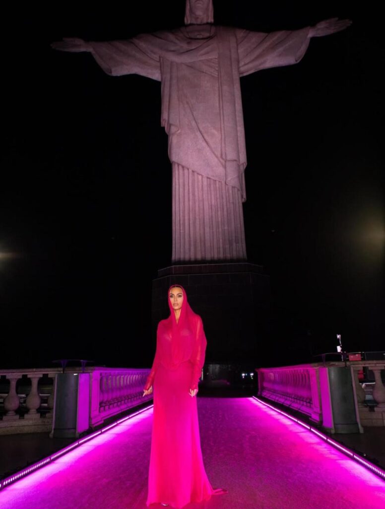 kim-kardashian-abre-album-de-fotos-aos-pes-do-cristo-redentor-no-rio