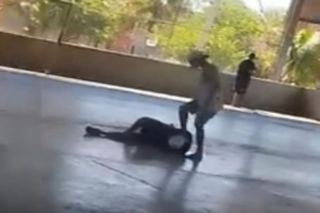 dente-quebrado-e-pisao-na-cabeca:-trio-agride-e-ameaca-adolescentes