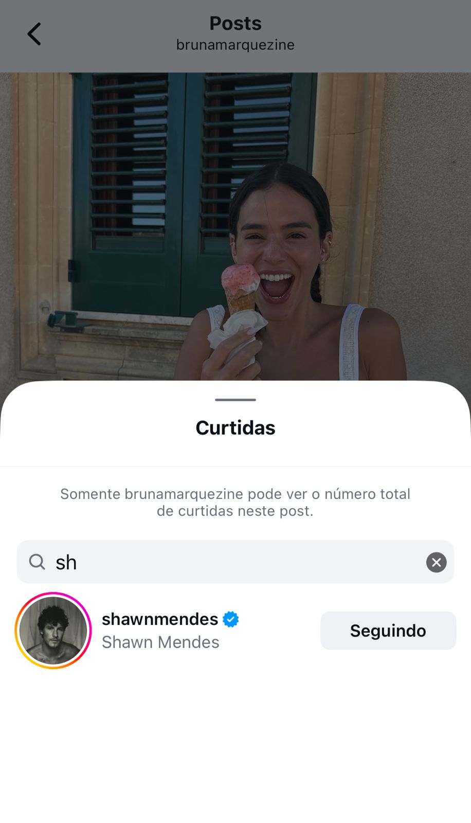 Não se desgrudam! Shawn Mendes e Bruna Marquezine conversam ao pé do ouvido em show