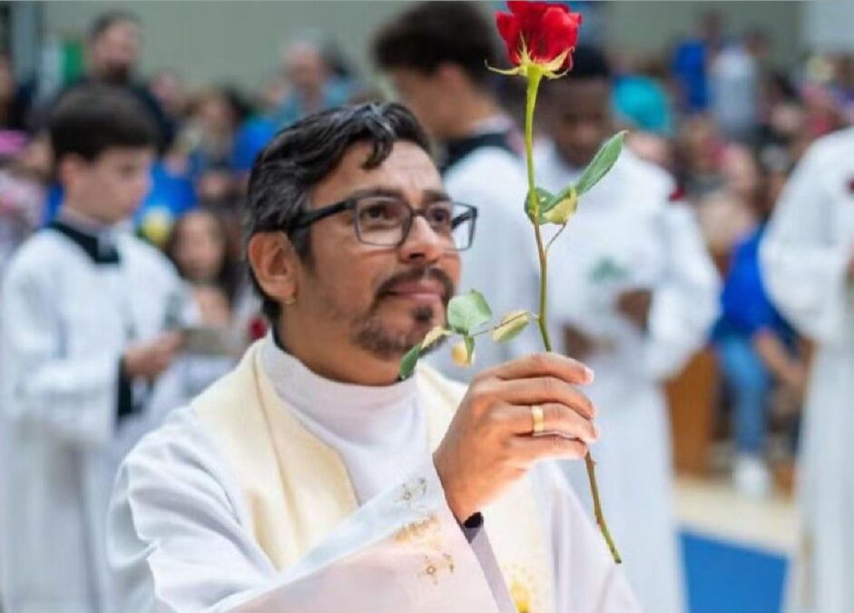 Padre é torturado, morto com martelo e tem corpo enrolado em tapete