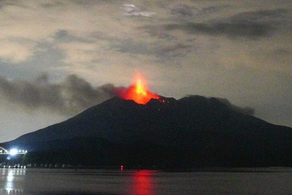 vulcao-entra-em-erupcao-no-japao-e-cinzas-atingem-4,4-km-de-altura