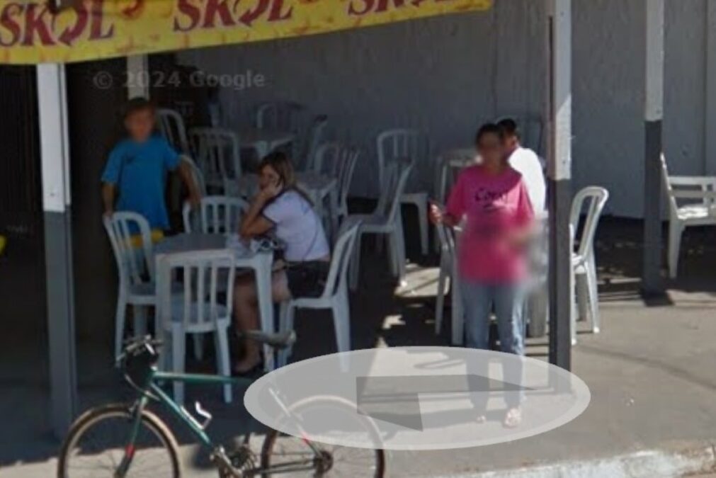 A verdade por trás da foto de Marília Mendonça sentada em mesa de bar