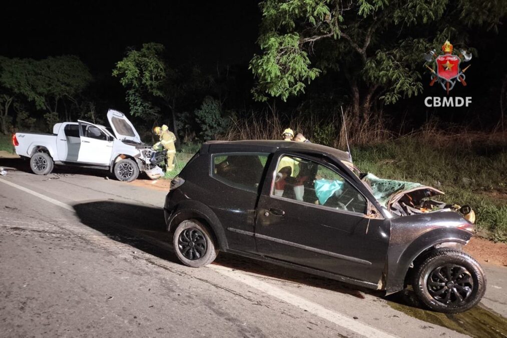 Carros ficam destruídos após baterem de frente no DF; uma pessoa morreu