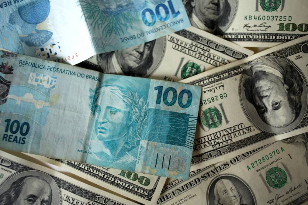 Dólar abre em alta com redução de tarifas, Focus e prévia do PIB