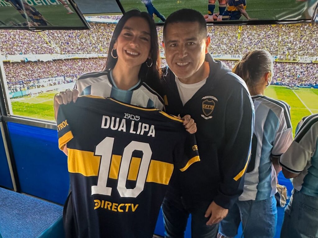 apos-dua-lipa,-johnny-depp-visita-a-bombonera-e-presencia-vitoria-do-boca-jrs.-por-2-a-0