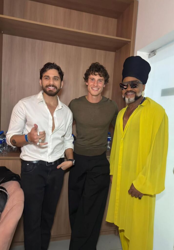 shawn-mendes-posa-com-marquezine,-gustavo-mioto-e-carlinhos-brown-apos-show-de-dua-lipa