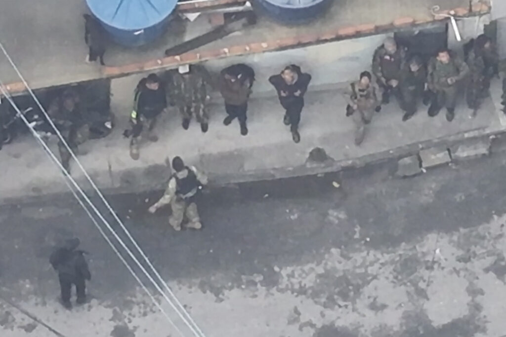 operacao-no-rj:-drones-filmaram-70-traficantes-protegendo-casa-de-doca