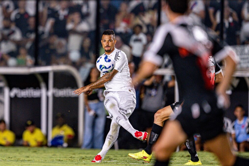 Zagueiro cumpre meta e obriga permanência no Santos; entenda