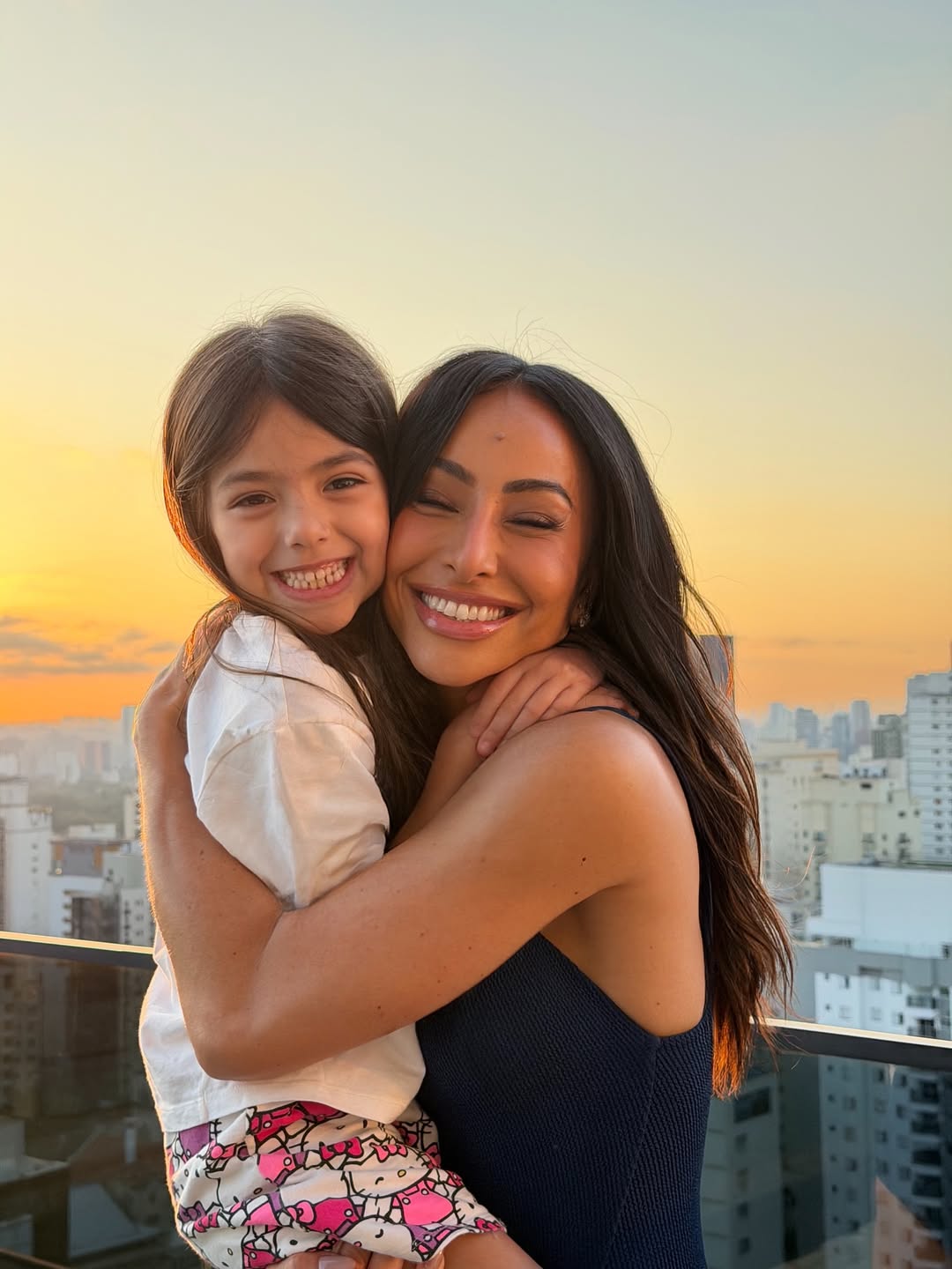 Semelhança de Sabrina Sato com a filha chama atenção nas redes sociais: “Só faltou a pinta”