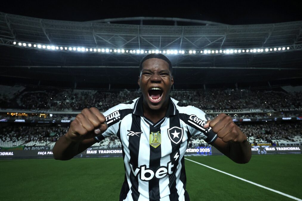 Brasileirão: jovem atacante do Botafogo marca duas vezes e se emociona