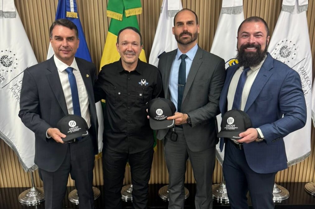 Flávio e Eduardo Bolsonaro encontram ministro de Bukele em El Salvador