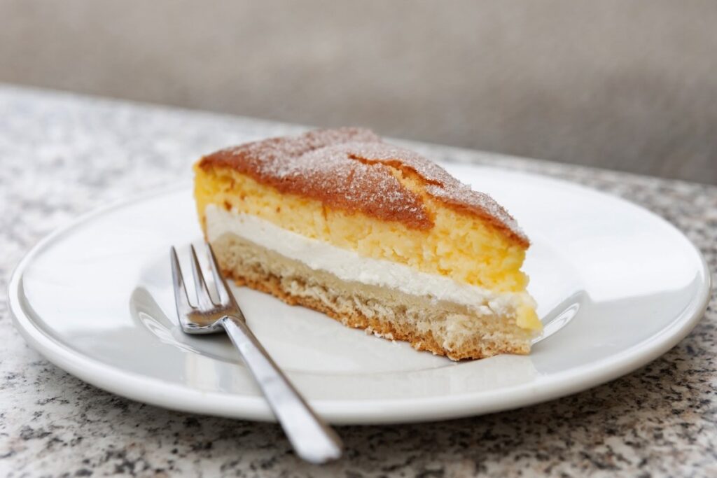 bolo-alemao-cremoso-de-tres-camadas-e-pura-tradicao-e-sabor