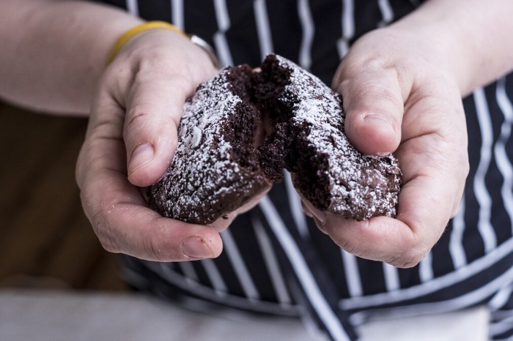 Aprenda a fazer “cookie-brownie” de chocolate sem glúten e lactose