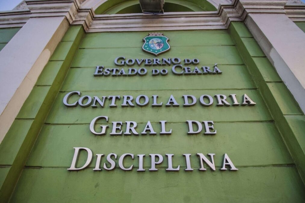 John Lennon é expulso da PM após atirar na casa de colega por ciúmes