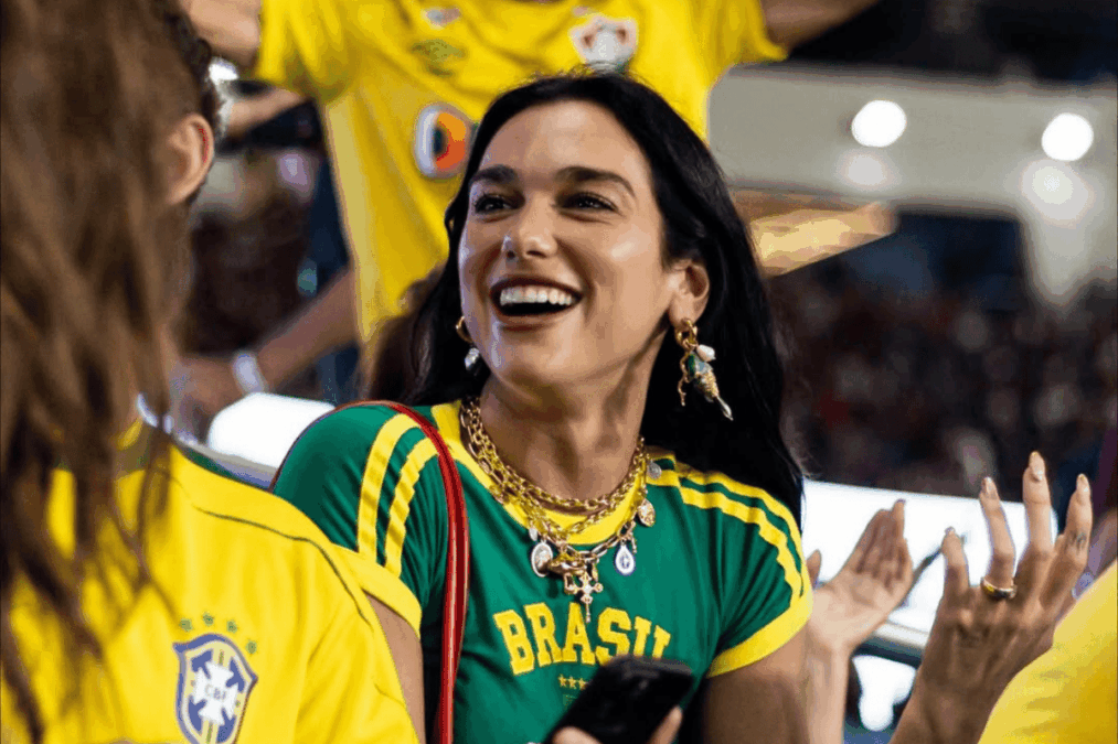 Dua Lipa marca presença no Maracanã e acompanha clássico Fla-Flu