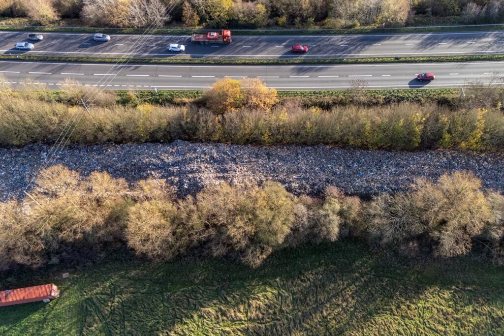 visivel-do-espaco,-montanha-de-lixo-na-inglaterra-gera-temor.-veja-imagens