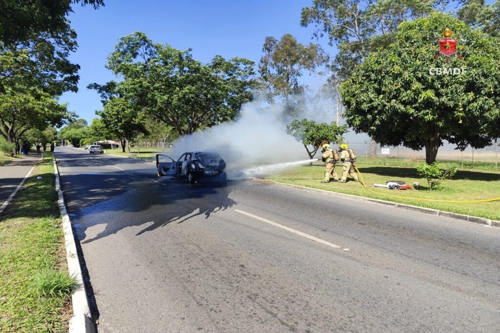 carro-fica-completamente-destruido-apos-pegar-fogo-no-df