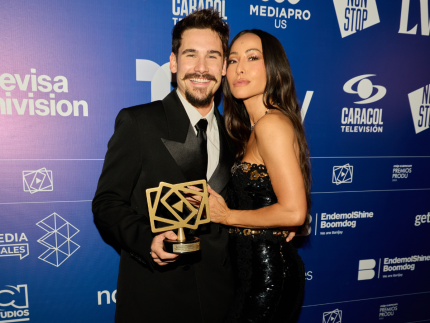 nicolas-prattes-se-declara-para-sabrina-sato-apos-receber-premio-no-mexico:-“e-dela-tambem”