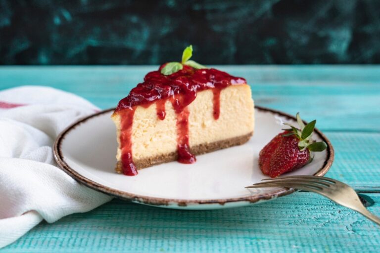 cheesecake-“abrasileirada”:-faca-uma-torta-cremosa-com-calda-de-frutas