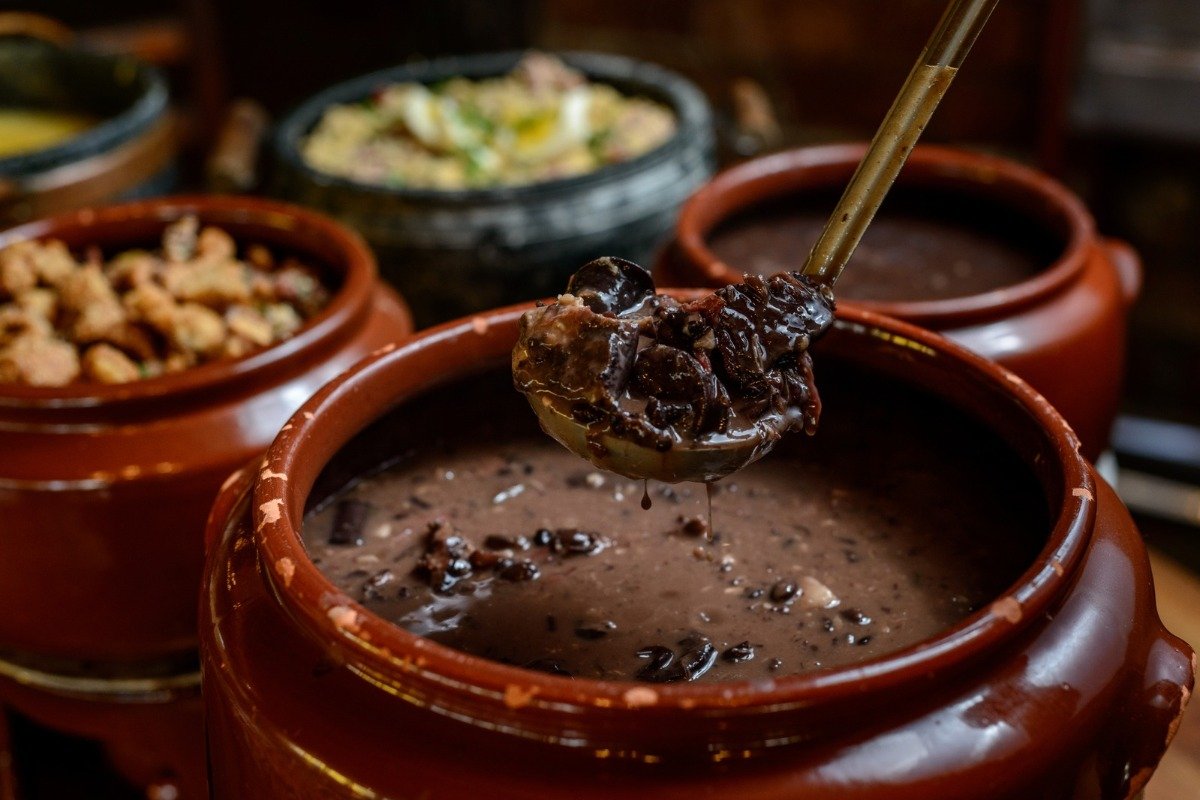 Bolinho de feijoada crocante com bacon e couve: prove e se surpreenda