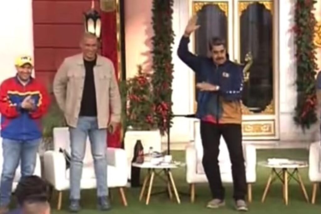 em-meio-a-tensao-com-eua,-maduro-faz-“passinho”-com-musica-anti-guerra