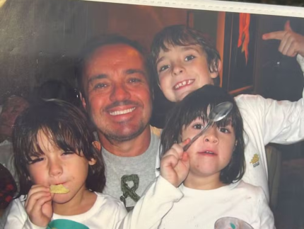 seis-anos-apos-a-morte-de-gugu,-filho-resgata-fotos-antigas-com-o-apresentador