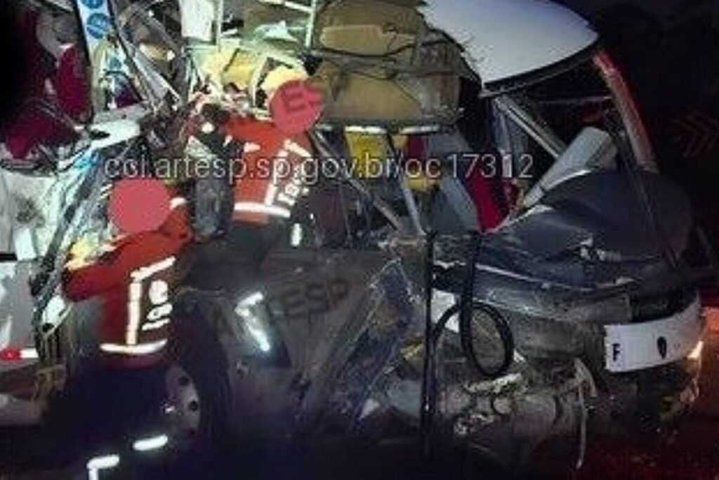 choque-entre-onibus-e-carreta-estacionada-deixa-quase-50-feridos-em-sp