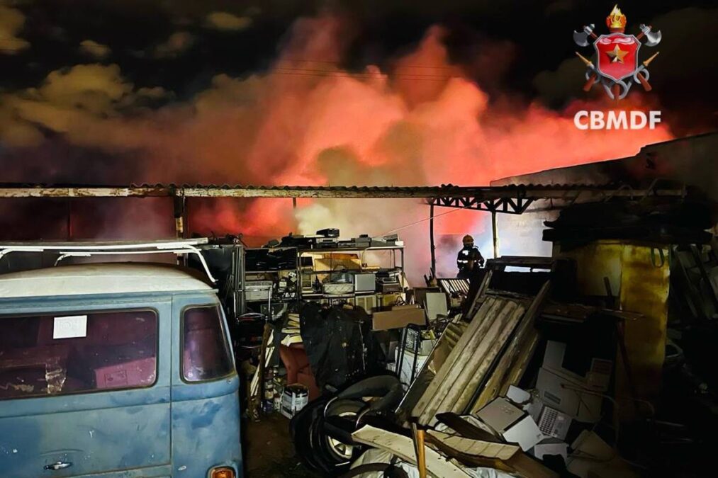 Incêndio de grandes proporções atinge depósito de veículos no Gama