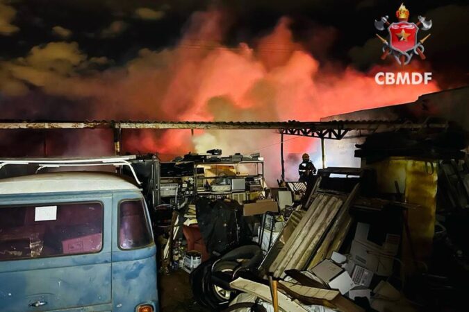 incendio-de-grandes-proporcoes-atinge-deposito-de-veiculos-no-gama