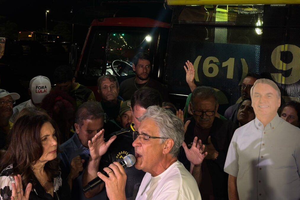 Opositor é agredido e expulso de vigília a Bolsonaro: “700 mil covas”
