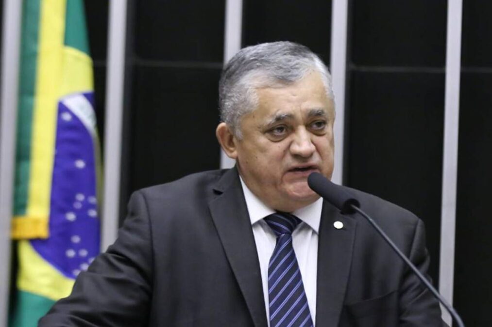 Bolsonaro preso: líder de Lula prega cautela e foco no Orçamento