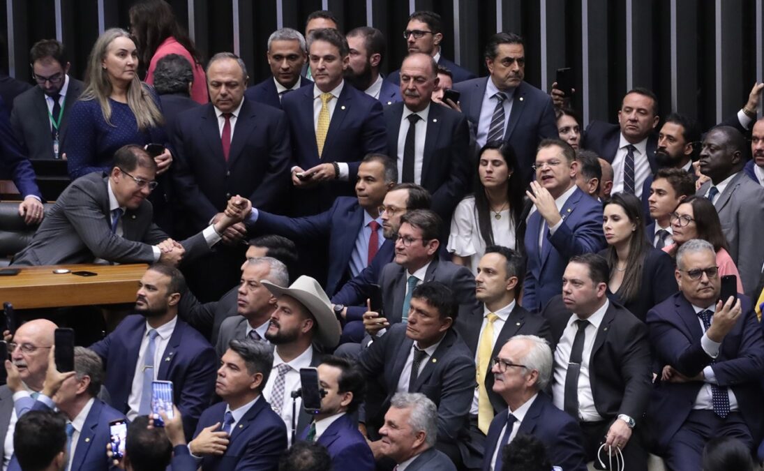 Oposição fará obstrução e ameaça Orçamento se anistia não for pautada