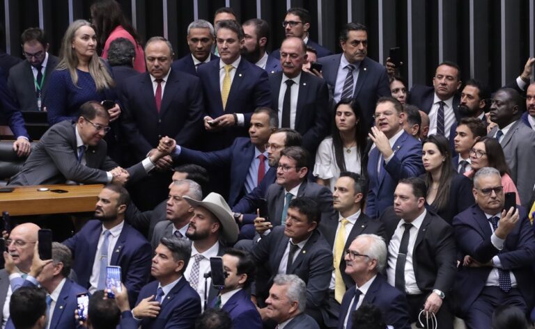 oposicao-fara-obstrucao-e-ameaca-orcamento-se-anistia-nao-for-pautada