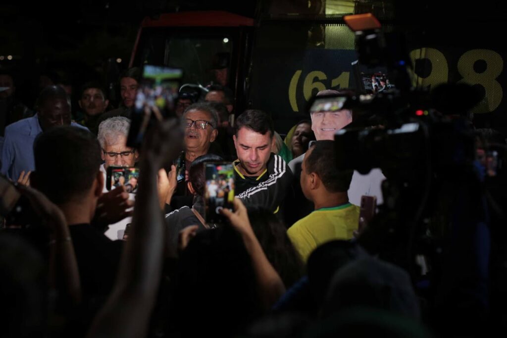 bolsonaros,-o-“senhor-dos-exercitos”-e-a-farsa-da-guerra-santa