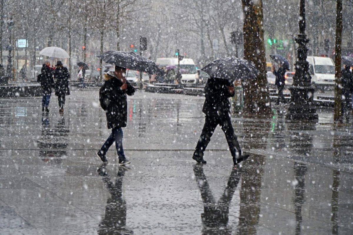 forte-nevasca-atinge-paris-e-outras-regioes-da-franca.-video