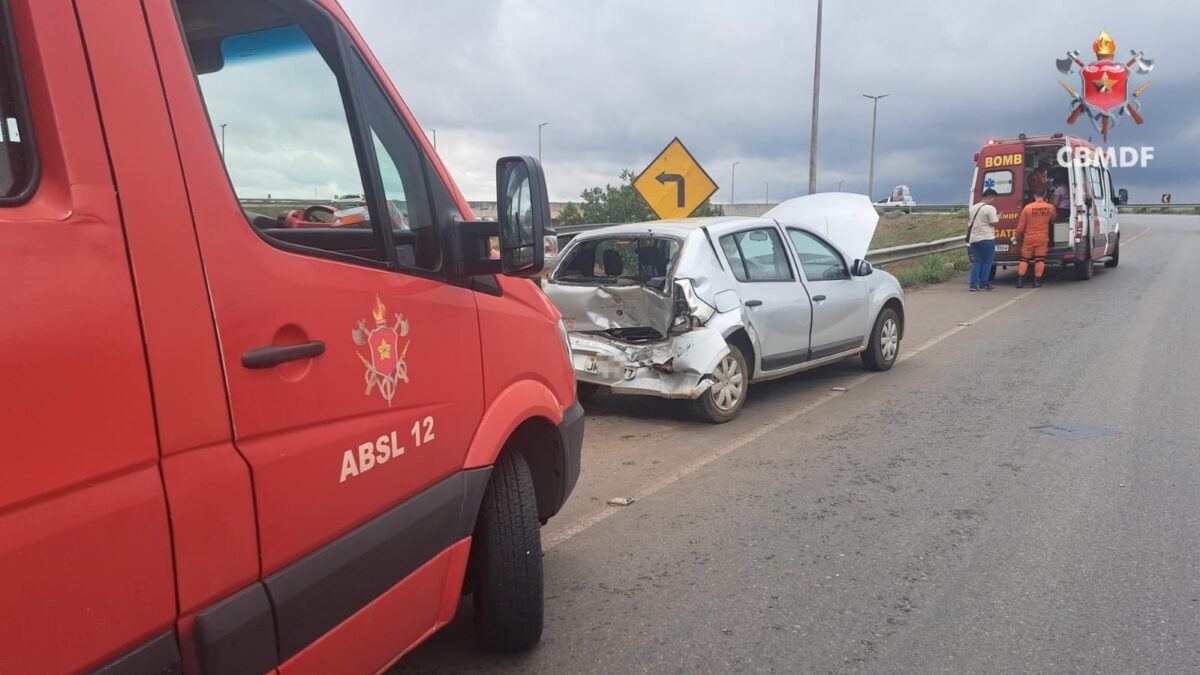 Colisão entre dois carros deixa uma criança ferida na DF-040