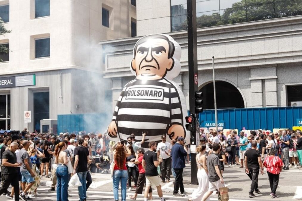 Ato na Paulista celebra Bolsonaro preso com samba e boneco inflável